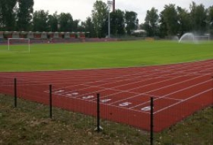 Lekkoatleci trenują na tartanie, piłkarze na boisko nie wchodzą