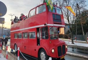 W orszaku angielskim autobusem...